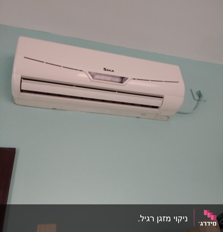נקי מבפמים ומחוץ ותראו תראו איך חי דחף את כבל החשמל פנימה! 